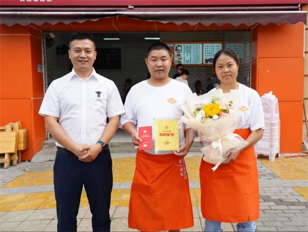 林老板夫妻开在镇上的包子店,年纯利30万+,还带动亲戚投身