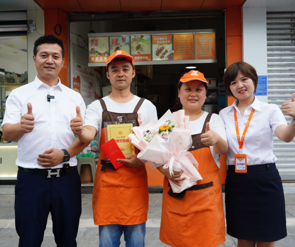 五馅包创业故事:从摆摊到开店,夫妻俩的创业三部曲!